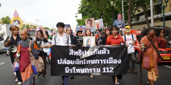 30 วันนับตั้งแต่การจากไปของ ‘เนติพร’ ผู้ถูกกล่าวหามาตรา 112 เครือข่ายนักกิจกรรมและประชาชนร่วมเดินขบวน และยื่นหนังสือถึงประธานศาลฎีกา เพื่อให้มีการปล่อยตัวชั่วคราวนักโทษการเมือง และแสดงจุดยืนหนุนนิรโทษกรรม มาตรา 112