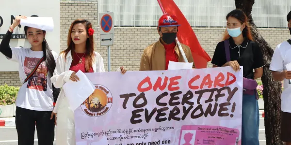 'One Card to Certify Everyone' แรงงานพม่าชุมนุมหน้า UNESCAP เรียกร้องให้ รบ.ไทยช่วยอำนวยความสะดวกการขึ้นทะเบียนแรงงานข้ามชาติ โดยใช้บัตรชมพูเพียงใบเดียวเป็นหลักฐานเพียงใบเดียว ลดภาระและขั้นตอนซ้ำซ้อน ไม่ต้องทำหนังสือ CI