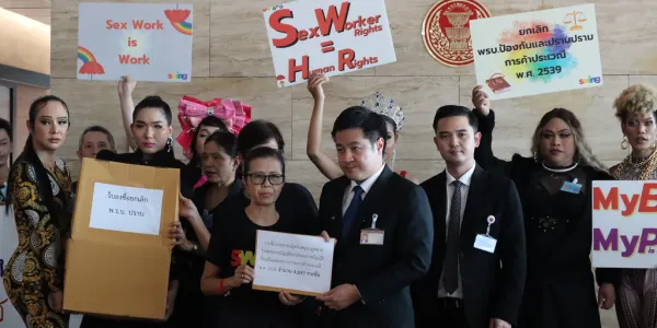 มูลนิธิเพื่อนพนักงานบริการ (SWING) นำรายชื่อทั้งสิ้น 14,484 รายชื่อ ยื่นต่อรัฐสภา เพื่อเสนอให้ยกเลิก พ.ร.บ.ป้องกันและปราบปรามการค้าประเวณี พ.ศ. 2539 เพื่อยกระดับมาตรฐานด้านสิทธิมนุษยชนในสังคมไทย สร้างมาตรการการคุ้มครองพนักงานบริการ หรือ sex worker ในฐานะแรงงาน และแก้ปัญหาการทุจริตในอุตสาหกรรมภาคบริการนี้
