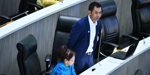 ที่ประชุมวุฒิสภามีมติไม่เห็นชอบร่างแก้ข้อบังคับการประชุมวุฒิสภาข้อ 76 ที่บังคับให้ 'มีการเปิดเผยผลลงคะแนนของ สว.แต่ละคนบนสื่ออิเล็กทรอนิกส์' (เว้นกรณีลงคะแนนแบบลับ) ด้วยคะแนน 144 ต่อ 38 เสียง