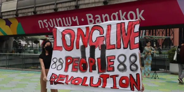 พันธมิตรชานม ประเทศไทย แสดงป้ายผ้า "Long Live People Revolution" รำลึกครบรอบ 36 ปี เหตุการณ์ลุกฮือประท้วงนายพลเนวินของพม่า '8888' หวังเป็นกำลังใจให้คนพม่าที่กำลังต่อสู้เพื่อการปฏิวัติ