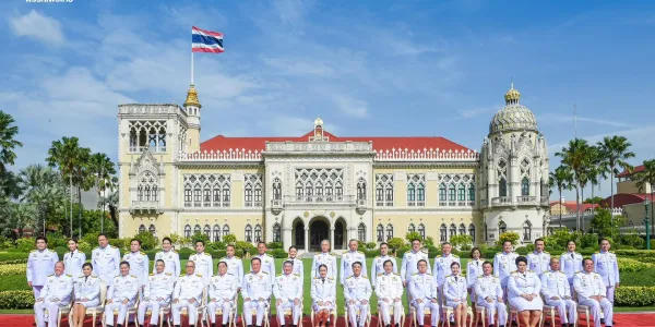 'แพทองธาร' นำคณะรัฐมนตรีชุดใหม่ถ่ายภาพหมู่ ก่อนประชุม ครม.นัดพิเศษ