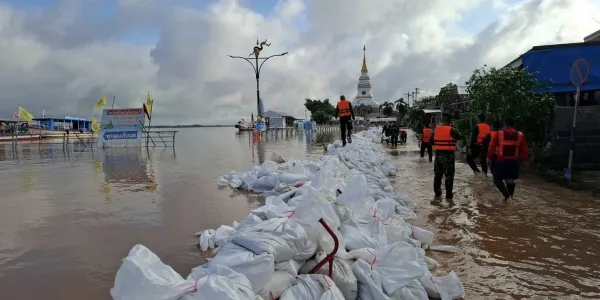 เช้านี้ (15 ก.ย.) เทศบาลเมืองหนองคายเตือนธงแดง น้ำโขงล้นตลิ่งบางพื้นที่