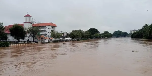 น้ำปิงขึ้นสูงระดับวิกฤตท่วมหลายพื้นที่ในตัวเมืองเชียงใหม่
