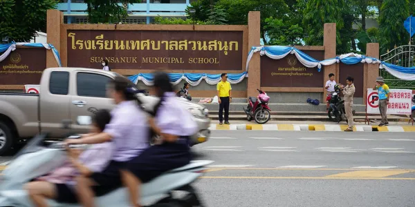 เป้าหมายการถ่ายโอนโรงเรียนสังกัด สพฐ. ให้ท้องถิ่นดูแลตามแผนกระจายอำนาจเริ่มตั้งแต่ปี 2547 ปัจจุบันมีโรงเรียนที่ถ่ายโอนแล้วเพียง 538 แห่ง จากโรงเรียนกว่า 30,000 แห่งทั่วประเทศ คิดเป็นไม่ถึง 2% สะท้อนความล่าช้าในการดำเนินงาน   อย่างไรก็ตาม อบจ.นครราชสีมามีโรงเรียนในสังกัดมากที่สุดคือ 58 แห่งรองจาก กทม. ซึ่ง ผอ.รร.สีคิ้วสวัสดิ์ผดุงวิทยามองว่าการถ่ายโอนช่วยพัฒนาโรงเรียนผ่านงบอุดหนุนและการฝึกอบรมครู แต่อุปสรรคสำคัญคือผู้บริหารโรงเรียนถูกจำกัดวงเงินเบิกจ่าย และโรงเรียนในสังกัด อปท. ไม่มีสถานะเป็นนิติบุคคล   ส่วนอ