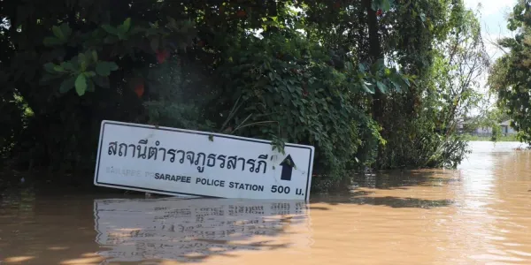 น้ำท่วมเขตเมืองเชียงใหม่เริ่มลดระดับ มวลน้ำไป 'สารภี-ลำพูน' ต่อ