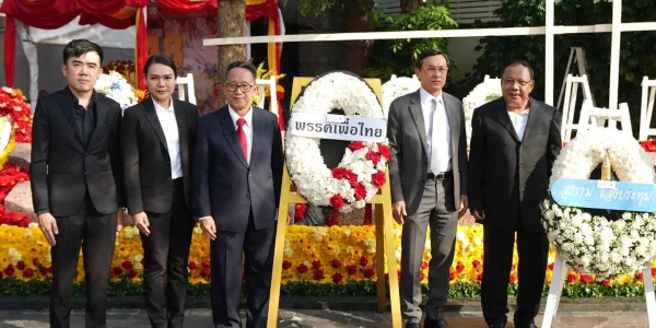 พรรคเพื่อไทย ร่วมวางพวงหรีดรำลึกครบรอบ 48 ปี 6 ต.ค. 2519