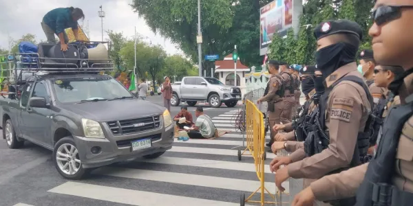 ผู้ชุมนุม 'พีมูฟ' เดินทางไปประชุมติดตามความคืบหน้าแก้ไขปัญหาที่กระทรวงทรัพยากรธรรมชาติฯ กระทรวงการคลัง และกระทรวงเกษตรฯ แต่ไม่สามารถกลับเข้าพื้นที่ได้ เพราะถูก ตร.ตั้งแนวรั้วสกัดกั้น ด้านเจ้าหน้าที่ไม่แจ้งเหตุผล