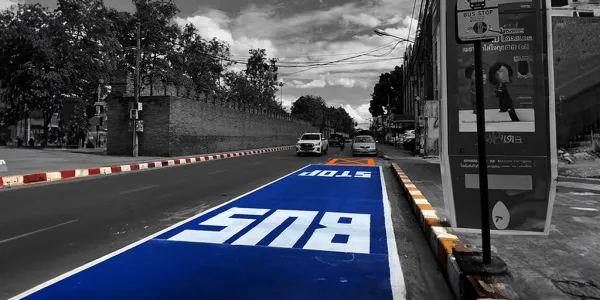 เชียงใหม่ขาดแคลนระบบขนส่งมวลชนมานานกว่า 30 ปี ความพยายามผลักดันการพัฒนาระบบขนส่งสาธารณะในจังหวัดนี้ต้องเผชิญอุปสรรคต่าง ๆ ตั้งแต่การที่เทศบาลนครเชียงใหม่และบริษัท RTC ต้องแบกรับต้นทุนการเดินรถเมล์ ไปจนถึงความไร้ระเบียบและไร้เส้นทางประจำของรถสี่ล้อแดงที่วิ่งในจังหวัด ปัญหาเหล่านี้ยังไม่ได้รับการแก้ไขอย่างเป็นระบบ แม้ว่ารัฐบาลจะมีนโยบายการปรับปรุงระบบคมนาคมเชียงใหม่ แต่เน้นไปที่การสร้างถนนและโครงสร้างพื้นฐานเพื่อรองรับการขยายสนามบินเชียงใหม่ ส่วนนโยบายพัฒนาระบบขนส่งสาธารณะยังคงถูกละเลย  ปัญหาขนส่งสาธารณะในจัง