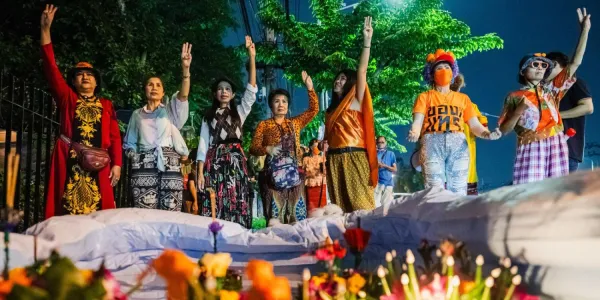 มวลชนอิสระจัดลอยกระทงหน้าคุกให้กำลังใจถึงเพื่อนข้างใน