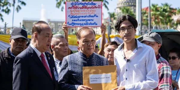 กลุ่มนักศึกษายื่นหนังสือถึง “แพทองธาร” ทวงถามนิรโทษกรรม 112 ถึงทำเนียบ