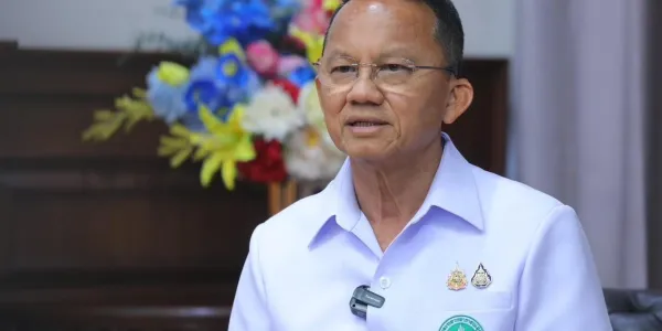 สมศักดิ์เรียกถกทางออก 13 พ.ย. หลังศาลรับคำฟ้องปมรับยาใกล้บ้าน