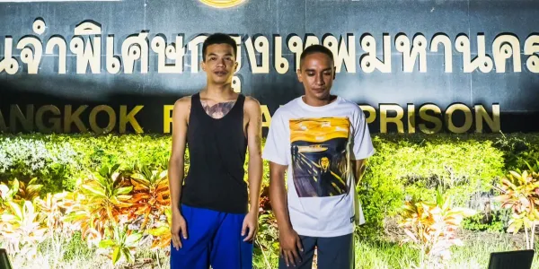 ศาลลงโทษ ‘ธีรภัทร – ปฐวีกานต์’ จำคุก 4 ปี ปรับ 2 แสนคดีปาวัถุคล้ายระเบิดใส่รถสายตรวจ