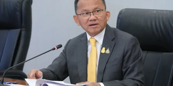 'สมศักดิ์' เปิดห้องถก 'แพทยสภา' หาทางออกฟ้อง สปสช. ให้เภสัชฯ จ่ายยาผู้เจ็บป่วยเล็กน้อย 32 กลุ่มอาการโดยไม่ต้องไปโรงพยาบาล เผยอาจตั้งคณะกรรมการร่วม กำหนดกลุ่มอาการที่เภสัชกรจ่ายยาได้โดยไม่เป็นอันตราย