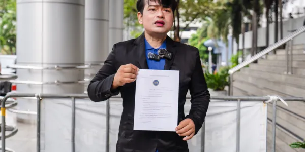 'ทรงชัย' ประธานกลุ่มประชาภักดิ์พิทักษ์สถาบัน ซึ่งเป็นกลุ่มอนุรักษ์นิยม ร้อง บก.ปอท. สอบ ‘กามิน’ อินฟลูเอนเซอร์เกาหลี เข้าข่ายมาตรา 112 หรือไม่ ปมพบคลิปทำท่าทางคล้ายเบื้องสูง ด้านพนักงานสอบสวนฯ รับหนังสือ และจะดำเนินการตามกฎหมายต่อไป 