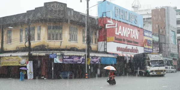 3 จังหวัด นราธิวาส ยะลา และปัตตานี ยังเผชิญน้ำท่วมหนักจากฝนที่ตกต่อเนื่อง ประกาศเป็นพื้นที่เขตภัยพิบัติกรณีฉุกเฉินแล้ว อาหารเสี่ยงขาดแคลน ภาครัฐระดมกำลังช่วยเหลือ ส่วนพยากรณ์อากาศคาดฝนตกต่อเนื่องถึง 4 ธ.ค. 2567