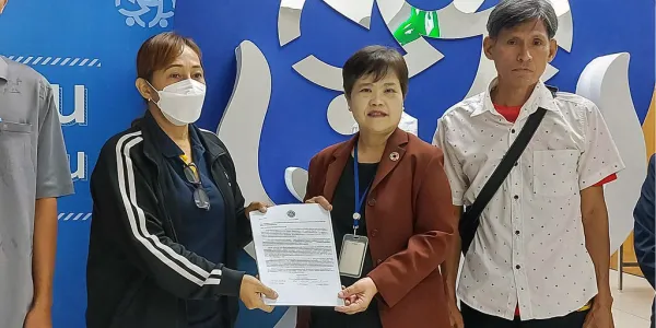 3 อดีตลูกจ้างทำความสะอาดเหมาช่วงบริการที่กองสลากฯ ร้อง กสม.ถูกเลิกจ้างไม่เป็นธรรม หวังบริษัทฯ รับกลับเข้าทำงานตามเดิม ด้าน กสม.รับเรื่อง และจะพิจารณาวิธีการแก้ไขปัญหาต่อไป เอ็นจีโอแรงงานเรียกร้องหน่วยงานภาครัฐปรับ TOR ให้การประมูลบริษัทจ้างเหมาทำความสะอาด-รปภ. มีการคุ้มครองสิทธิแรงงานเพิ่มขึ้น