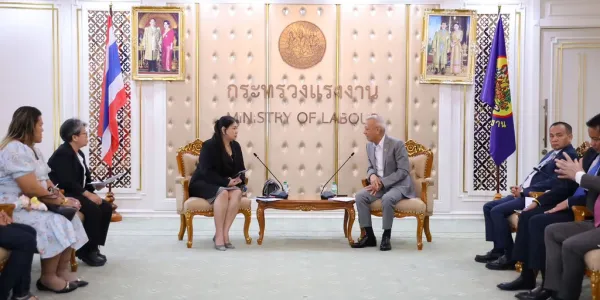 ตัวแทนนายจ้างรายกลาง-ย่อย เข้าหารือกระทรวงแรงงาน ค้านมติ ครม.เมื่อ 24 กันยา 67 ต่ออายุแรงงานพม่าทั้งยุ่งยาก ซับซ้อน และแสนแพง เปิดช่อง ‘คิวผี’ สร้างภาระค่าใช้จ่ายหนัก พร้อมเสนอตัดขั้นตอนจากประเทศต้นทาง ลดราคาดำเนินการ ด้านกระทรวงฯ ยังไม่รับปากแก้ปัญหา โยนเป็นเรื่องของประเทศพม่า ให้นายจ้างส่งข้อเสนอมาอีกครั้ง