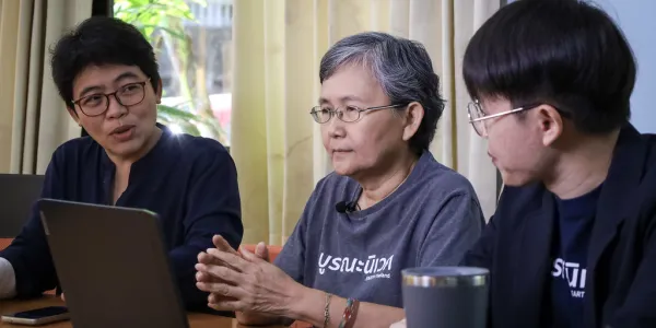 ‘บูรณะนิเวศ’ ร่วมกับ ‘เครือข่ายกำจัดมลพิษระหว่างประเทศ’ เผยผลศึกษาวัดค่าสารเคมีของ 3 กลุ่มอาสาสมัคร ทั้งผู้ที่ทำงานคัดแยกขยะพลาสติก คนงานในโรงงานรีไซเคิล และคนทำงานที่ไม่เกี่ยวข้องกับพลาสติก จำนวน 30 คนใน จ.บุรีรัมย์ พบทุกคนเสี่ยงได้รับผลกระทบจากสารเคมีแม้แต่กลุ่มไม่ได้ทำงานใกล้ชิดพลาสติก แต่คนที่ทำงานโรงงานรีไซเคิล-คัดแยกขยะ มีแนวโน้มได้รับสารอันตรายใน ‘ปริมาณ’ ที่สูงกว่าคนอื่น