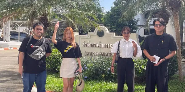 ตร.นัดส่งตัวอัยการนักกิจกรรม-นักข่าวถูก ‘เสรี สุวรรณภานนท์’ อดีต สว.ฟ้องหมิ่นฯ จากกิจกรรมติดใบปลิวเรียกร้อง สว.โหวตนายกฯ ตามเสียงข้างมากประชาชนที่ตลาดเสรี 2 เมื่อปี’66