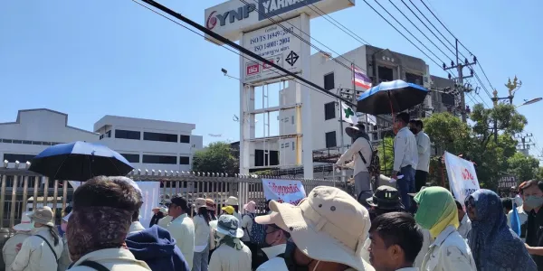 คนงานบริษัทยานภัณฑ์ ซึ่งบริษัทผลิตอะไหล่รถ และเป็นซัปพลายเออร์ รถยี่ห้อ 'โตโยตา-อีซูซุ' ยื่นหนังสือ กมธ.แรงงาน ร้องช่วยเหลือคนงาน 859 ชีวิต ถูกบริษัทเลิกจ้าง ยังไม่ได้ค่าชดเชย กระทบการใช้ชีวิต ด้าน กมธ.รับเรียกทุกฝ่ายที่เกี่ยวข้องติดตามค่าชดเชย เสนอเพิ่มโทษนายจ้างลอยแพคนงาน