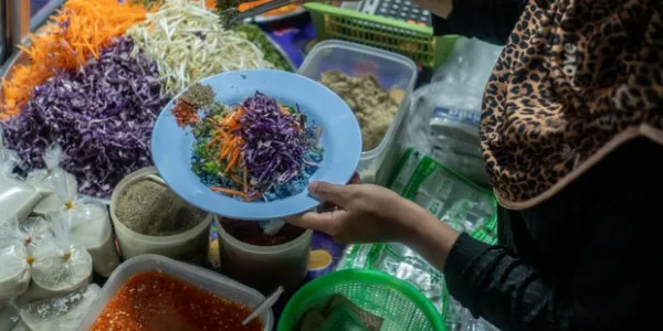 จากเมนูสนามรบสู่ร้านดาวมิชลิน 'ข้าวยำ' อาหารที่เล่าเรื่องชายแดนใต้