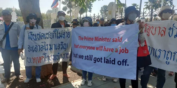 'ไม่เดือดร้อน คงไม่มา' อดีตคนงานบริษัทยานภัณฑ์ ซึ่งเป็นบริษัทผลิตอะไหล่รถยนต์ และเป็นซัปพลายเออร์ให้กับ ‘โตโยต้า-อีซูซุ’ เดินทางมาชุมนุมข้างทำเนียบ ร้องนายกฯ เบิกงบกลาง ช่วยแรงงานถูกลอยแพ 859 ชีวิต นายจ้างค้างเงิน 250 ล้าน