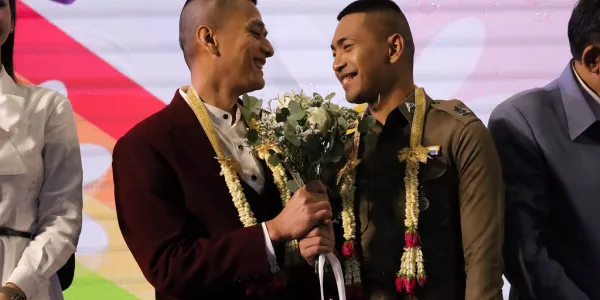 'เก็บตก' บรรยากาศงานสมรสเท่าเทียมที่ศูนย์การค้า 'สยามพารากอน' ประชาชนร่วมจดทะเบียนคึกคัก หวังอนาคตเห็นการพัฒนากฎหมายคำนำหน้านามกลุ่มเพศหลากหลายและการเลี้ยงดูบุตร ด้าน 'สรวงศ์ เทียนทอง' เปรยเตรียมใช้โอกาสนี้กระตุ้นการท่องเที่ยว
