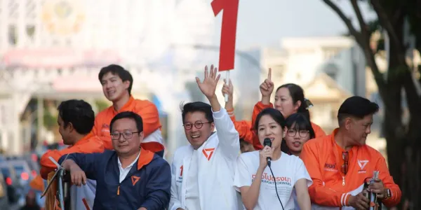 ‘ชัยธวัช’ ลุยโค้งสุดท้ายช่วย 'พันธุ์อาจ' สู้ศึก อบจ.เชียงใหม่ ให้สัมภาษณ์สื่อมองต่างประเด็นหาเสียงของ ‘ทักษิณ’ ท้องถิ่นต้องพวกเดียวกับรัฐบาล สะท้อนการเมืองเก่า เห็นท้องถิ่นเป็นฐานเสียง เจ้าตัวยืนยันท้องถิ่นไม่ใช่เครื่องมือพรรคการเมือง แต่ต้องทำงานรับใช้ท้องถิ่นอย่างดีที่สุด