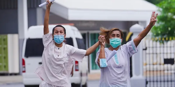 ศาลอุทธรณ์ยืนจำคุก 6 เดือน ไม่รอลงอาญา คดีดูหมิ่นศาล ‘มานี-จินนี’ ปราศรัยวิจารณ์การทำงานของศาล และเรียกร้องสิทธิประกันตัว 'บุ้ง' เนติพร และ 'ใบปอ' ณัฐนิช เมื่อปี 2565 ด้านศูนย์ทนายฯ เผยไม่ได้รับหมายแจ้งให้มาฟังคำพิพากษา
