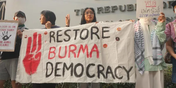 เมื่อ 1 ก.พ. 2568 ที่ผ่านมา ประชาไทเดินคุยกับประชาชนคนรุ่นใหม่ที่มาร่วมกิจกรรมครบรอบ 4 ปีรัฐประหาร หน้าสถานทูตพม่าฯ กรุงเทพฯ เพื่อสอบถามพวกเขาว่าคิดยังไงกับกระแสต่อต้านแรงงานข้ามชาติพม่าผิดกฎหมาย หรือเขาจะมีข้อเสนอในเรื่องนี้อย่างไร