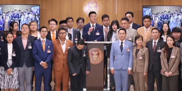 'ปชน.' เสนอนายกฯ และ ‘เพื่อไทย’ ควรรวบรวมเสียงมาให้ครบองค์ประชุมวันพรุ่งนี้ อย่างน้อยให้มีการถกเถียงในรัฐสภา แล้วค่อยลงมติ เชื่อจะเป็นประโยชน์ต่อประชาชน ต่อประเด็นที่สมาชิกรัฐสภากังวลเรื่องการแก้ไขบางหมวดบางมาตรา สามารถรับหลักกรวาระที่ 1 และไปคุยวาระที่ 2 ได้