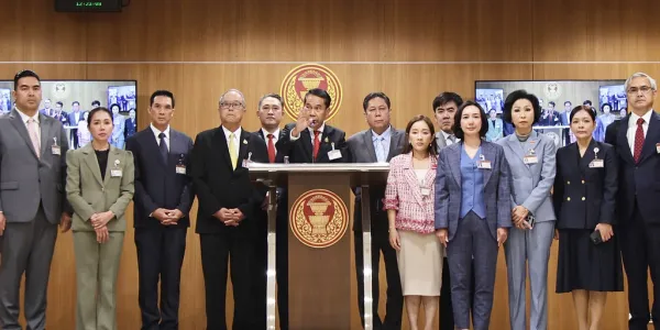 'ชูศักดิ์ - สุทิน' พรรคเพื่อไทย หนุนญัตติส่งศาล รธน.ตีความอำนาจรัฐสภาสามารถลงมติร่าง รธน.ว่าด้วย สสร.ได้หรือไม่ เพราะหากฝืนไปต่อ ประเมินแล้วผ่านยากมาก แต่เชื่อหากตีความเป็นคุณ ร่างมีโอกาสไปต่อได้ ย้ำไม่ได้มีเจตนาเตะถ่วง แต่ตั้งใจให้แก้ไขได้