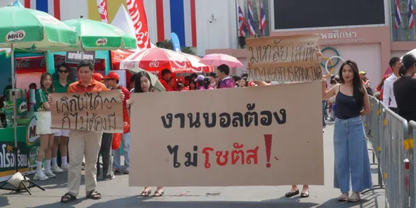 กลุ่ม ‘เฟมสามย่าน’ ชูป้ายต่อต้านวัฒนธรรมโซตัสหน้างานบอลประเพณีธรรมศาสตร์-จุฬาฯ ครั้งที่ 75 หลังมี 2 คลิปวิดีโอศิษย์เก่าจุฬาฯ กดดันนิสิต 'ซ่อมเพลทแปรอักษร' 'ซ้อมคทากร' ช่วงเตรียมงาน ไวรัลบนโลกออนไลน์