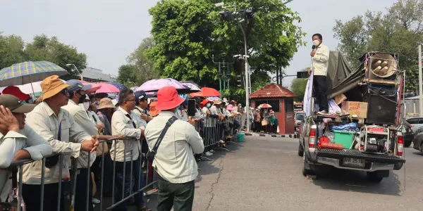 คนงานจาก 4 บริษัท ได้แก่ แอลฟ่าสปินนิ่ง เอเอ็มซีสปินนิ่ง บอดี้แฟชั่น และยานภัณฑ์ ที่ปักหลักชุมนุมหน้าทำเนียบ 'ผิดหวัง' หลังเรื่องขออนุมัติเบิกงบกลางช่วยเหลือคนงานที่ถูกลอยแพ 500 ล้าน ยังค้างเติ่งอยู่ที่สำนักเลขาฯ คณะรัฐมนตรี ‘สมคิด’ เปรยต้องใช้เวลาอีก 14 วัน ถึงจะรู้ผล นำเรื่องเข้า ครม.ได้หรือไม่