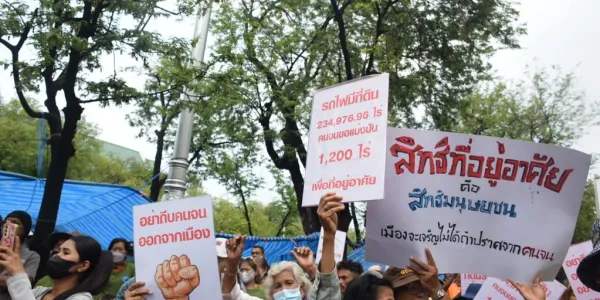 รายงานนี้ไล่เรียงเรื่องราวปัญหาอันสลับซับซ้อน ข้อเรียกร้อง รวมถึงเสียงของคนในชุมชนบางส่วน โดยเฉพาะชุมชน กม.11 เขตจตุจักร ที่รัฐบาลประกาศเป็นหนึ่งในพื้นที่โครงการ ‘บ้านเพื่อคนไทย’ รองรับเฟิร์สจ็อบเบอร์ให้มีบ้านตัวเองในราคาถูก แต่คนจนที่อยู่มาก่อนส่งเสียงถามว่า แล้วจะเอาพวกเขาไปไว้ไหน เขาก็อยากมีบ้านเช่นกัน 