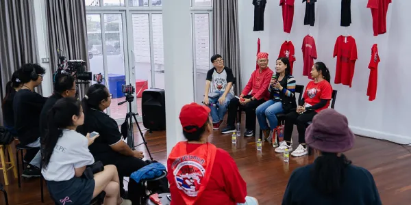 'เสื้อตัวนี้สีแดง' พิพิธภัณฑ์สามัญชนเปิดกรุของสะสมและเรื่องเล่า 'คนเสื้อแดง'