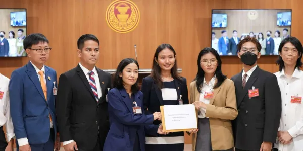 ทีมล้อการเมือง มธ.ร้องสภา  จนท.รัฐ คุกคาม-เซ็นเซอร์ 112 มหา’ลัย ไม่ใช่พื้นที่ปลอดภัย