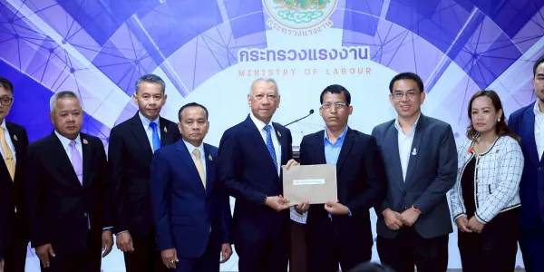 รมว.แรงงาน รับหนังสือจาก ปชน. พร้อมดูแลเยียวยาแรงงานทุกคนที่ได้รับผลกระทบจากการที่ตึก สตง.ถล่ม ไม่ว่าจะอยู่ในหรือนอกประกันสังคม ตัวเลขแรงงานในไซต์ก่อสร้างยังไม่ชัดเจน ด้าน ปชน.เรียกร้องนายจ้างทุกคนแจ้งยอดแรงงานตามความจริง ส่วนนายจ้างที่จ้างงานผิดกฎหมายได้รับการผ่อนผันเหลือโทษปรับ ไม่มีโทษอาญา หวังแรงงานได้รับการเยียวยาทุกคน