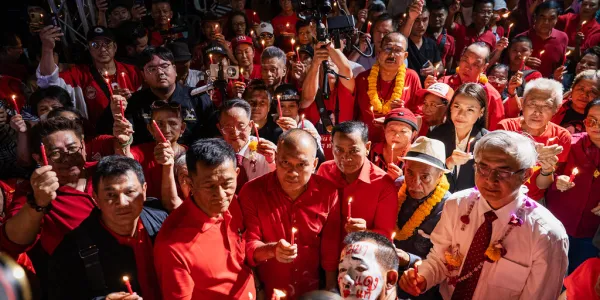 'คนเสื้อแดง-แกนนำ นปช.' ร่วมงานรำลึก 15 ปี สลายการชุมนุมคนเสื้อแดง 10 เมษา 53 'ก่อแก้ว' ให้คำมั่น ผลักดันแก้กฎหมาย ป.ป.ช. เต็มที่ เปิดทางนำผู้สั่งการขึ้นศาล คาดเข้ารัฐสภาสมัยหน้า 'ณัฐวุฒิ' ย้ำแม้ความเห็นต่างกัน แต่คำว่าเพื่อนยังอยู่ ขณะที่ 'ทักษิณ' ร่วมส่งพวงหรีดคารวะวีรชน