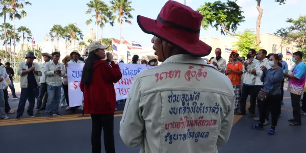 ปักหลักมากว่า 50 วัน แต่วาระพิจารณาขอเบิกงบประมาณรายจ่ายกลาง สำรองจ่ายค่าชดเชยให้แรงงานที่ถูกลอยแพ 4 บริษัท ประกอบด้วย ยานภัณฑ์ บอดี้แฟชั่น เอเอ็มซี สปินนิ่ง แอลฟ่า สปินนิ่ง จำนวน 466 ล้านบาท ยังไม่ได้เข้าที่ประชุม ครม. และยังไม่ทราบว่าจะได้เข้าเมื่อไร เบื้องต้น ทาง สลค.แจงส่งเรื่องเตรียมรอเข้าประชุมแล้ว ขณะที่ อารี ไกรนรา เลขานุการรัฐมนตรีกระทรวงแรงงาน เตรียมนัดหารือกับคนงานยานภัณฑ์