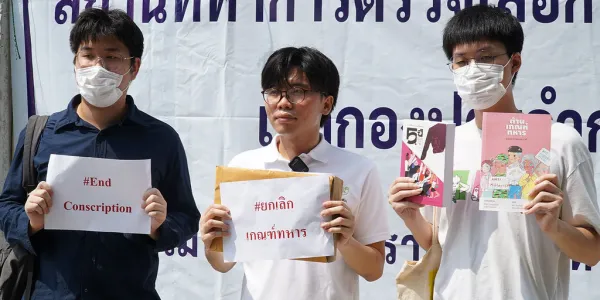 อัยการมีคำสั่งฟ้อง ‘เนติวิทย์’ จากการไม่เข้ารับคัดเลือกเกณฑ์ทหาร และไม่มีเหตุให้งดเว้น ก่อนได้ประกันตัว เจ้าตัวยืนยันสู้คดี ชี้เป็นการปฏิเสธด้วยมโนธรรมและสิทธิเสรีภาพพื้นฐานที่ใครก็ตามไม่ควรถูกบังคับให้ร่วมระบบฝึกฝนที่รุนแรงหรือขัดต่อความเชื่อตนเอง และหวังว่าการต่อสู้ด้วยสันติวิธีนี้จะทำให้กองทัพโปร่งใสมากขึ้น