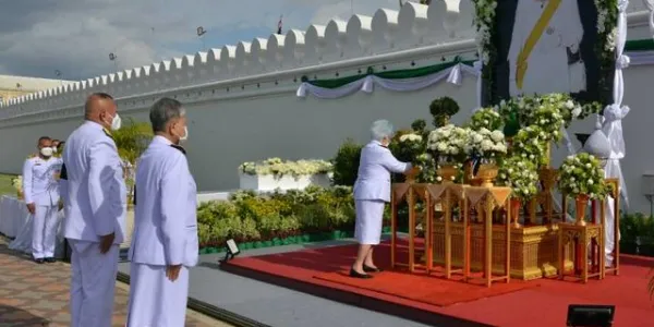 ร.10 ให้ส่วนราชการในพระองค์ทำพีธีถวายความอาลัยแก่ควีนอลิซาเบธ หน้าพระบรมมหาราชวัง