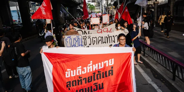 ขบวนการแรงงานเพื่อประชาธิปไตย จัดงานเดินขบวนวันแรงงานสากล ‘MAY DAY 2025’ จากแยกราชประสงค์-ลานหน้าหอศิลป์ ชูไอเดีย ‘ทุกคนเป็นแรงงานเหมือนกัน คุ้มครองเท่ากัน’ พร้อมคัดค้านร่าง พ.ร.บ.แรงงานอิสระ มองไม่ได้ช่วยเหลือ แต่เป็นการพยายามควบคุมและแบ่งแยกแรงงาน