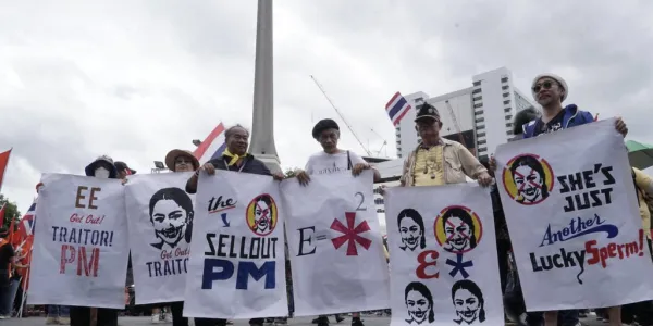 ประชาไท ชวนจับกระแสข้อเรียกร้องผ่านการปราศรัยของ ‘กลุ่มรวมพลังแผ่นดินฯ’ ข้อเรียกร้องสำคัญของพวกเขาคือการเรียกร้องให้ ‘แพทองธาร’ ลาออกจากตำแหน่งนายกฯ และให้พรรคร่วมถอนตัวจากรัฐบาล พร้อมกันนี้พวกเขายังไม่พอใจเรื่องคลิปคุย 'ฮุนเซน' ที่บอกว่ากองทัพอยู่ฝ่ายตรงข้ามรัฐบาล