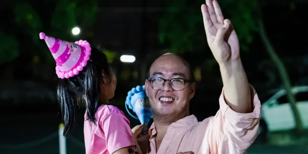 ศาลอุทธรณ์ยืนจำคุก 9 ปี ก่อนลดโทษลง 1 ใน 3 เหลือ 6 ปี ไม่รอลงอาญา ‘บูม - จิรวัฒน์’ พ่อค้าขายของออนไลน์ อายุ 33 ปี ข้อหามาตรา 112 จากการแชร์โพสต์ 3 โพสต์ แม้ไม่ได้แสดงความเห็น ศาลพิเคราะห์กระทบความมั่นคง ทำให้กษัตริย์ถูกดูหมิ่น ก่อนศาลฎีกาไม่ให้ประกัน