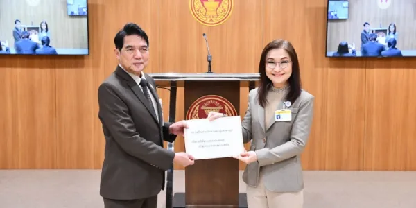 สว.นันทนา ยื่นหนังสือขอประธานสภาผู้แทนราษฎร บรรจุร่าง พ.ร.บ.ประชามติ เข้าสู่วาระประชุมสภา