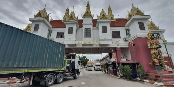 กองกำลังบูรพาผ่อนผันให้รถขนส่งสินค้า ผ่านเข้า-ออก 3 ด่านชายแดน