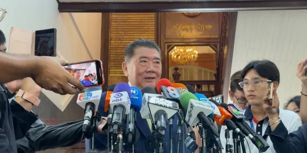 ประชาไทรวมประเด็นข่าวครึ่งเช้า สถานการณ์ความขัดแย้งชายแดนไทย-กัมพูชา วันส่งท้ายเดือน ก.ค. 2568 ‘ภูมิธรรม’ ให้สัมภาษณ์สื่อกรณีสถานการณ์ชายแดนไทย-กัมพูชาล่าสุดนั้น มองสถานการณ์ยังไม่แน่ไม่นอน ขอประเมินเพิ่มเติมก่อนให้ประชาชนกลับบ้าน ส่วนตัวพอใจการทูตไทย เน้นการเก็บหลักฐาน ยืนยันข้อเท็จจริงในการพูด ‘ณัฐพล’ รมช.กลาโหม ยืนยันปราสาทตาควายยังเป็นของไทย กองทัพบกยังคุมสถานการณ์ได้ เตรียมหิ้วผู้ช่วยคณะทูตทหาร 15 ประเทศ ลงพื้นที่ชายแดน 1 สิงหาคม 2568 ดูความเสียหายที่เกิดขึ้นในไทย
