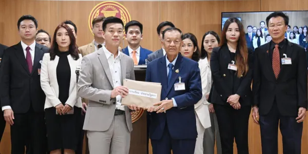 ปชน.ยื่นแก้ รธน.รายมาตรา แก้ปมที่มาองค์กรอิสระ-ศาล รธน. ไม่ให้ สว.ผูกขาด